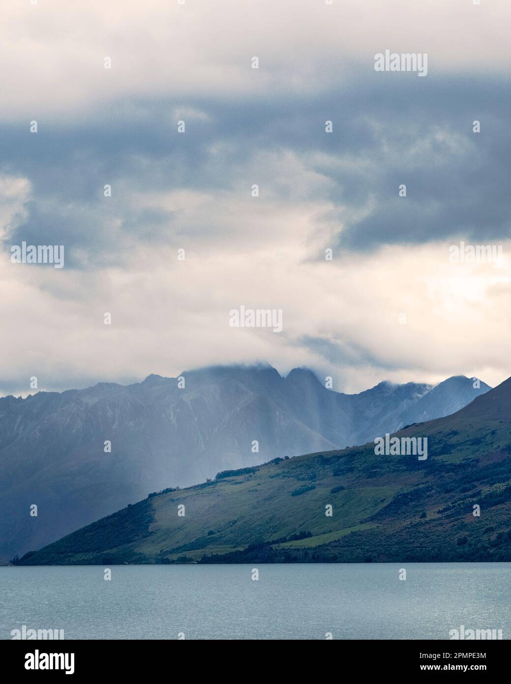 Montagne a Glenorchy, Nuova Zelanda, in una giornata nuvolosa Foto Stock