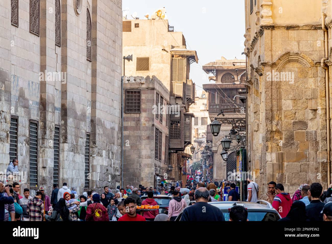 Gente che cammina attraverso un trafficato bazar del mercato Khan el-Khalil al Cairo islamico, in Egitto Foto Stock