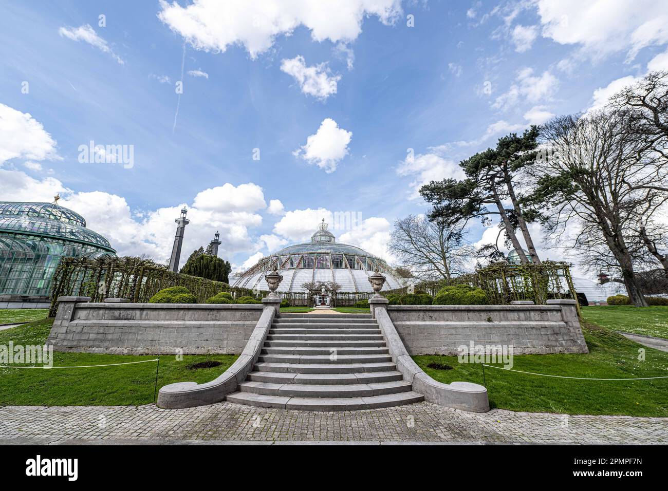 Bruxelles, Belgio. 14th Apr, 2023. L'illustrazione mostra una vista esterna della serra durante una visita stampa alle serre del castello reale di Laken/Laeken, Bruxelles, prima dell'apertura al pubblico, venerdì 14 aprile 2023. Le serre possono essere visitate durante tre settimane. BELGA FOTO JONAS ROOSENS Credit: Agenzia Notizie Belga/Alamy Live News Foto Stock