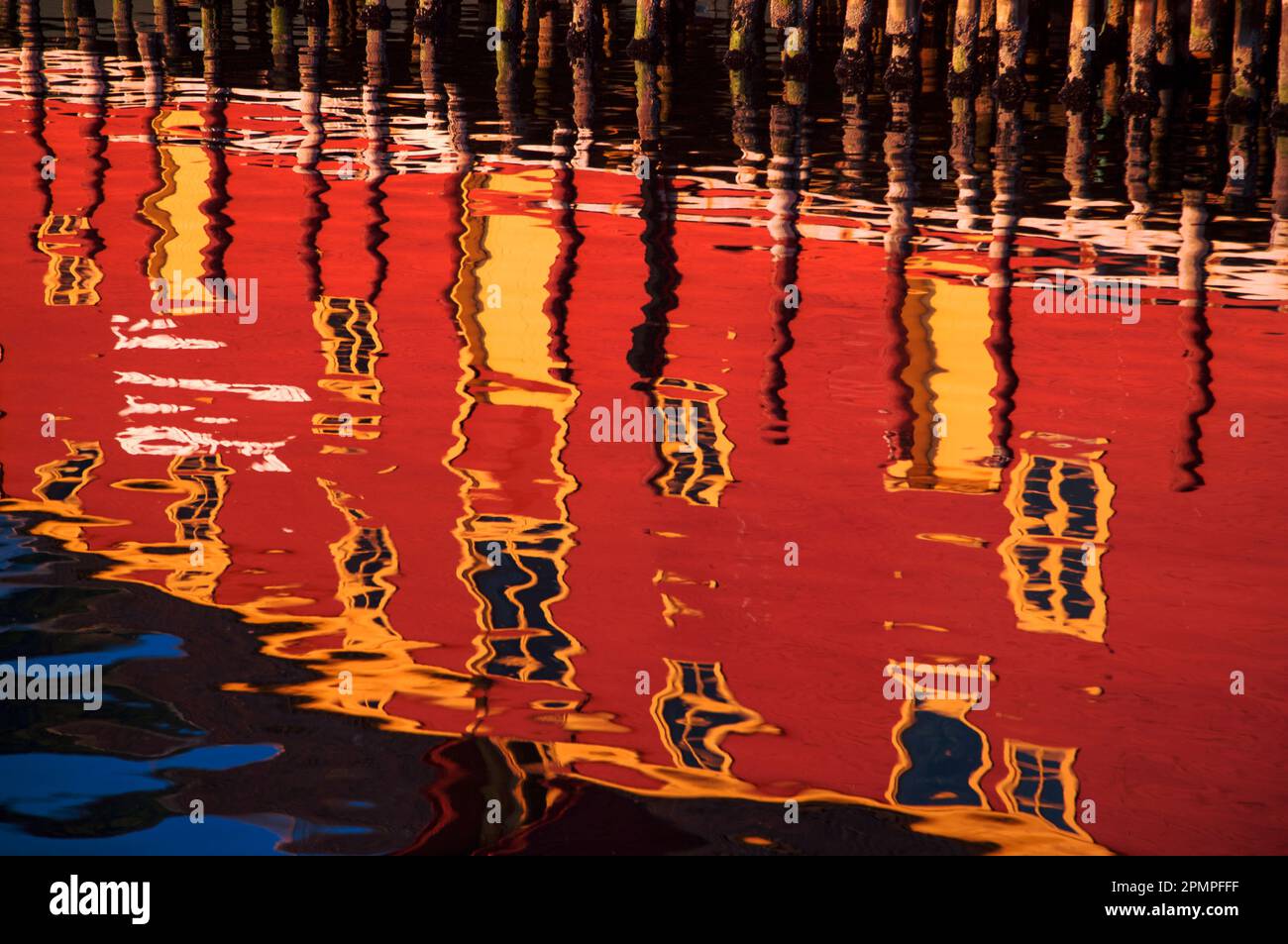 Riflessi di edifici in acqua increspata; Bergen, Norvegia Foto Stock