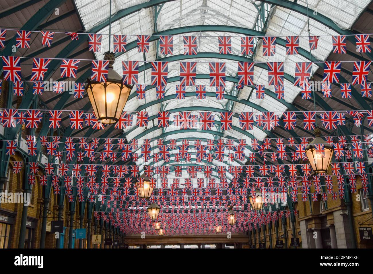 Migliaia di Union Jacks decorano il mercato di Covent Garden mentre i preparativi per l'incoronazione di Re Carlo III, che si svolge il 6th maggio, proseguono intorno a Londra. Foto Stock