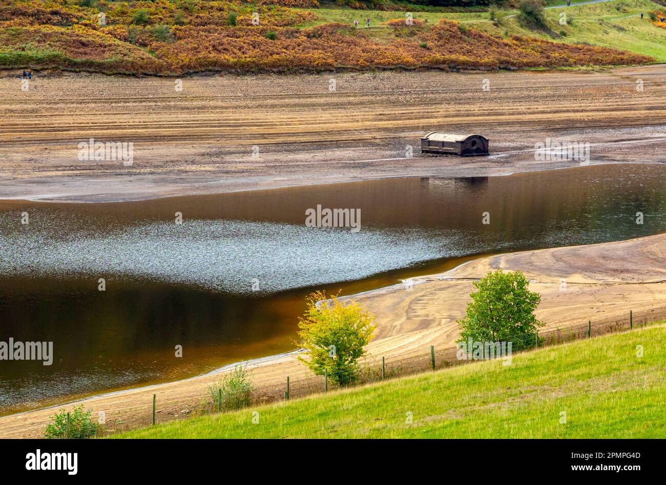 Bassi livelli d'acqua nel serbatoio di Derwent nel Derbyshire Peak District Inghilterra Regno Unito durante la siccità dell'autunno 2022. Foto Stock