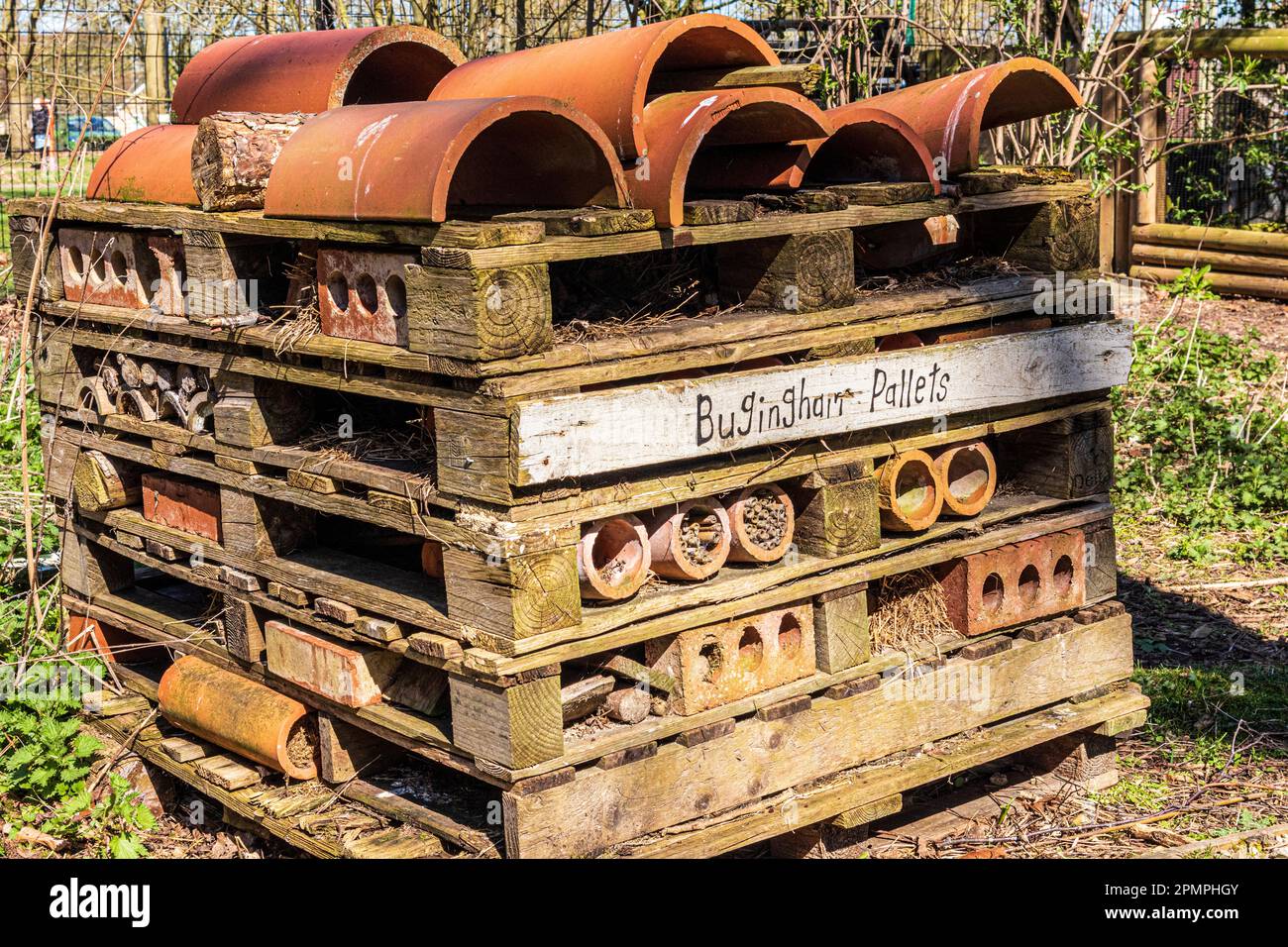 Un insetto hotel chiamato Bugingham Pallets presso l'Askham Bryan Wildlife & Conservation Park vicino a York, Inghilterra, Regno Unito Foto Stock
