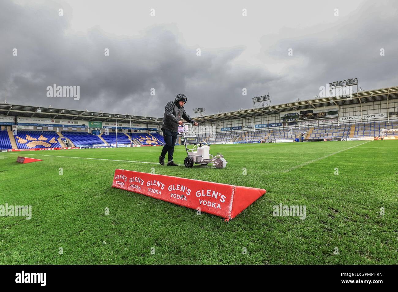 Warrington, Regno Unito. 14th Apr, 2023. Il personale di terra segna il campo mentre la pioggia continua a riversare davanti alla partita Betfred Super League Round 9 Warrington Wolves vs Wigan Warriors all'Halliwell Jones Stadium, Warrington, Regno Unito, 14th aprile 2023 (Foto di Mark Cosgrove/News Images) a Warrington, Regno Unito il 4/14/2023. (Foto di Mark Cosgrove/News Images/Sipa USA) Credit: Sipa USA/Alamy Live News Foto Stock