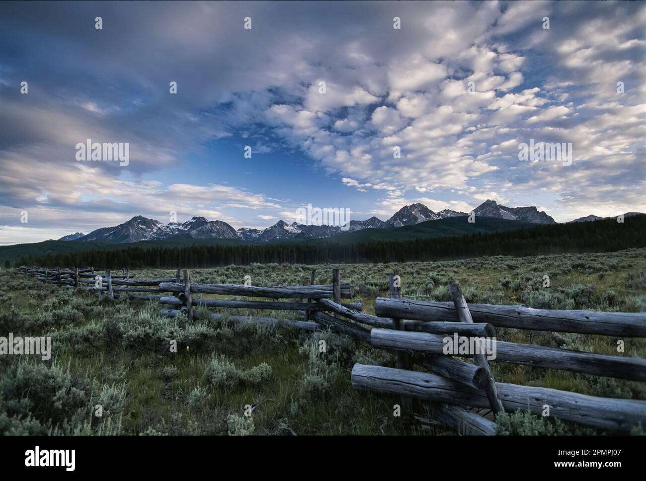 Sawtooth Range, parte delle Montagne Rocciose, fa da sfondo a una recinzione a ferrovia divisa; Idaho, Stati Uniti d'America Foto Stock