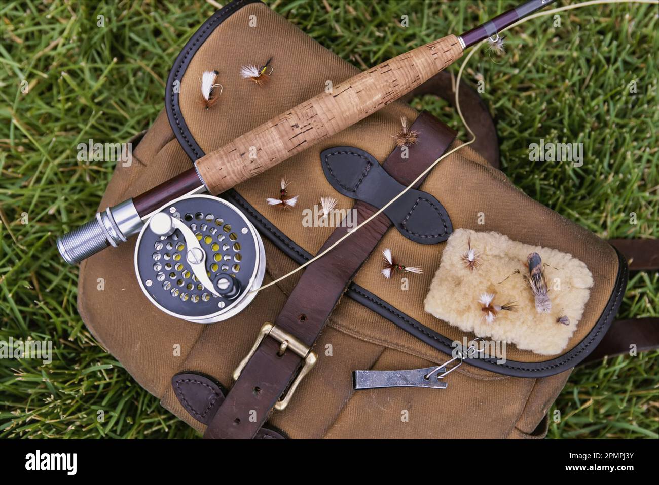 L'attrezzatura per la pesca a mosca si trova sull'erba; Wyoming, Stati Uniti d'America Foto Stock