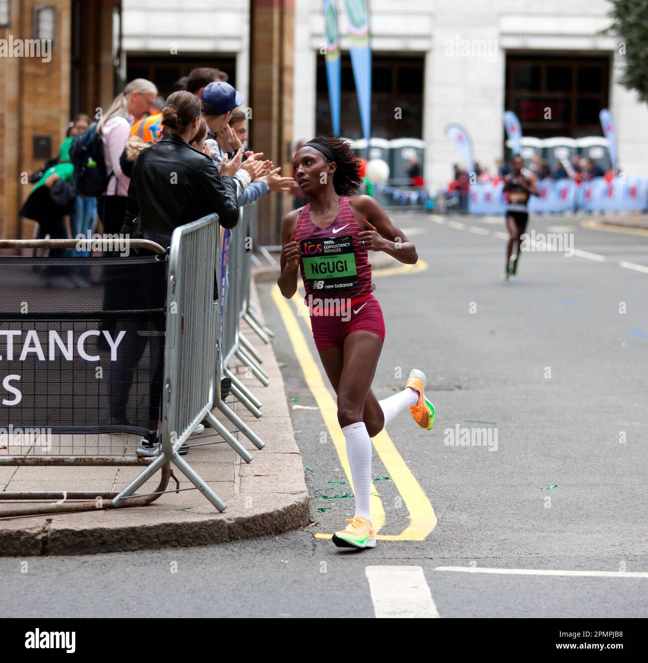 Mary Ngugi dal Kenya, passando per Cabot Square, sulla sua strada per finire 7th nella Women's Elite Race, durante la 2022 London Marathon. Foto Stock