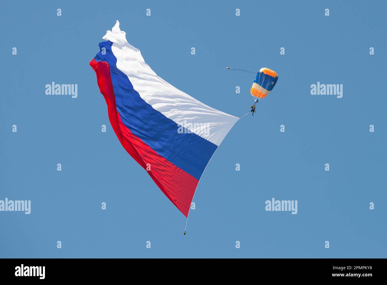 ZHUKOVSKY, RUSSIA - 30 AGOSTO 2019: Skydiver con una grande bandiera russa in un cielo blu senza nuvole. Frammento dell'apertura del MAKS-2019 Foto Stock