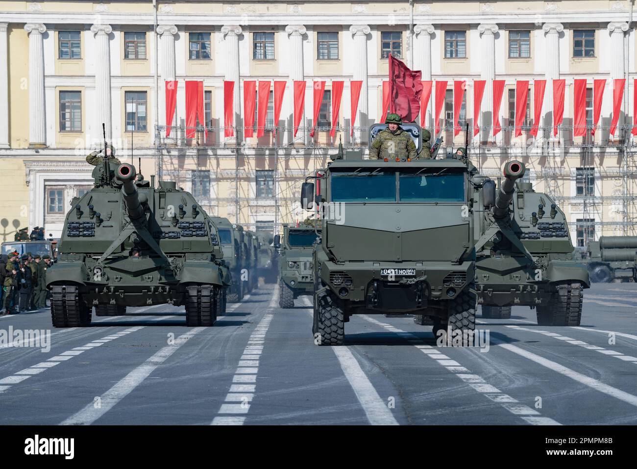 SAN PIETROBURGO, RUSSIA - 28 APRILE 2022: Equipaggiamento militare russo durante le prove della parata militare in onore della Giornata della Vittoria. Palazzo Squa Foto Stock