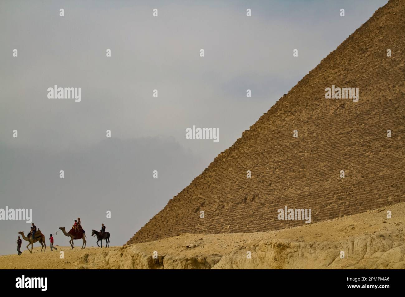 Piramide di Khafre, a Giza; il Cairo, Egitto Foto Stock