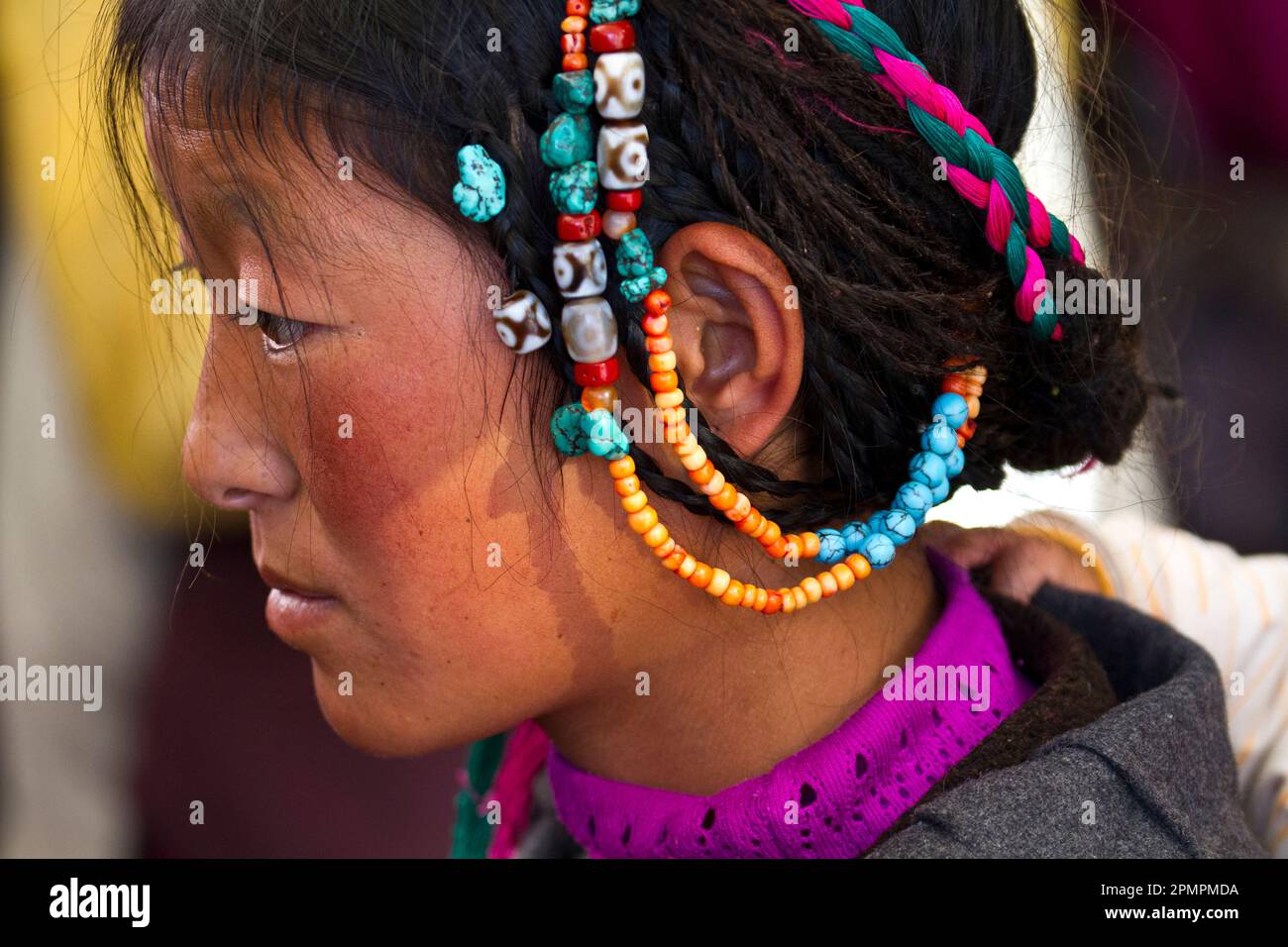 Profilo di una donna con accessorio per la testa al mercato Borkhar; Lhasa, Tibet Foto Stock