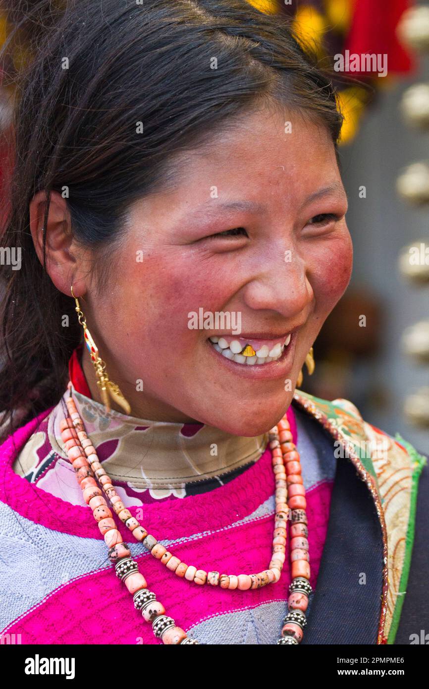 Ritratto di una donna sorridente al mercato Borkhar; Lhasa, Tibet Foto Stock