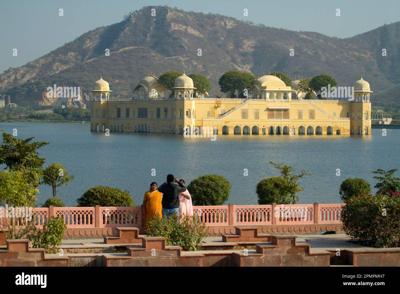 Il gruppo si riunisce per vedere JAL Mahal sul lago Man Sagar; JAL Mahal, Jaipur, Rajasthan State, India Foto Stock