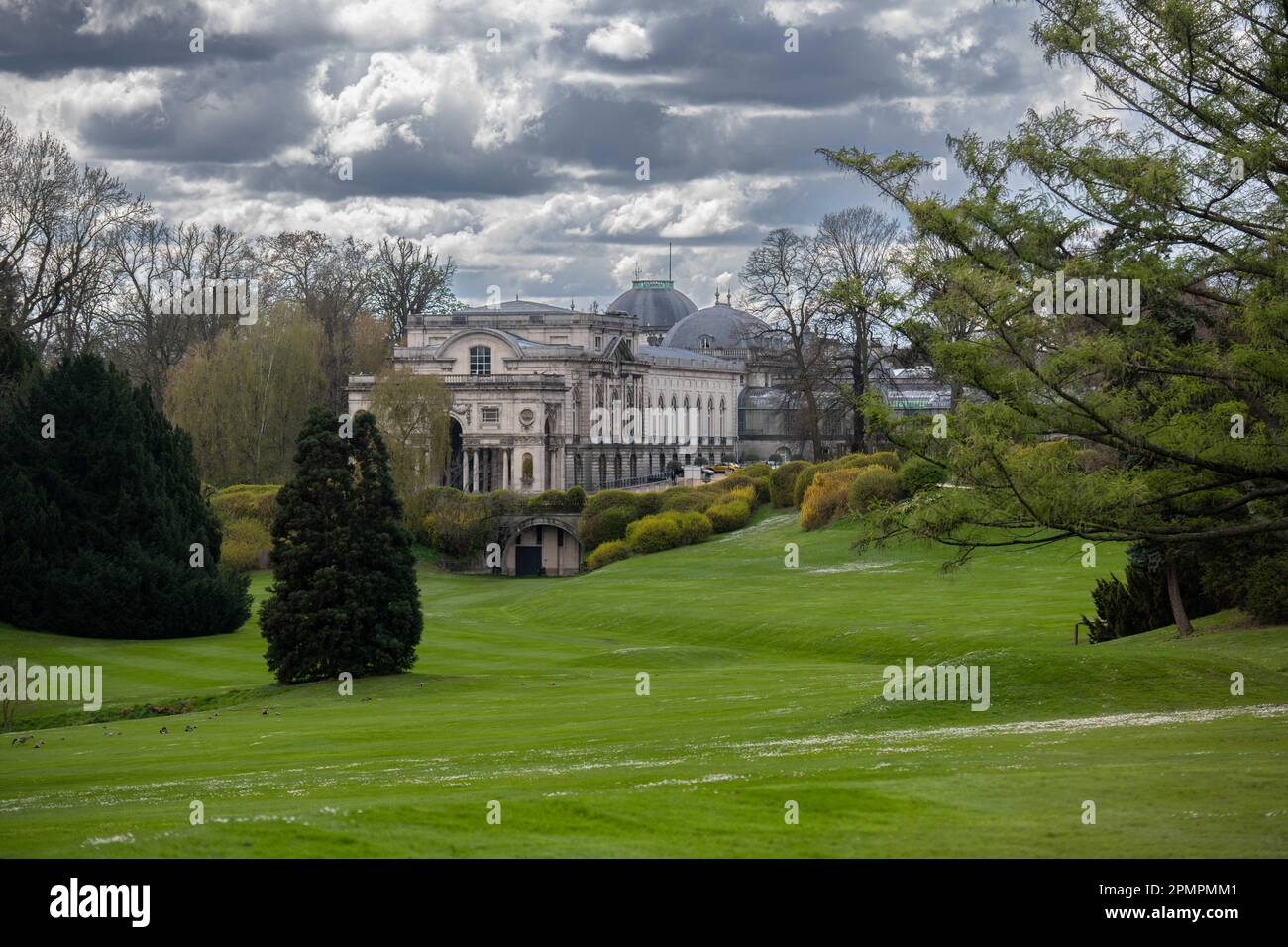 Bruxelles, Belgio. 14th Apr, 2023. L'illustrazione mostra uno degli edifici del giardino durante una visita stampa alle serre del castello reale di Laken/Laeken, Bruxelles, prima dell'apertura al pubblico, venerdì 14 aprile 2023. Le serre possono essere visitate durante tre settimane. BELGA FOTO JONAS ROOSENS Credit: Agenzia Notizie Belga/Alamy Live News Foto Stock