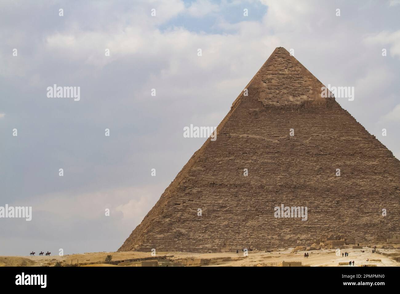 La grande Piramide di Giza in Egitto torreggia sul deserto; il Cairo, Egitto Foto Stock