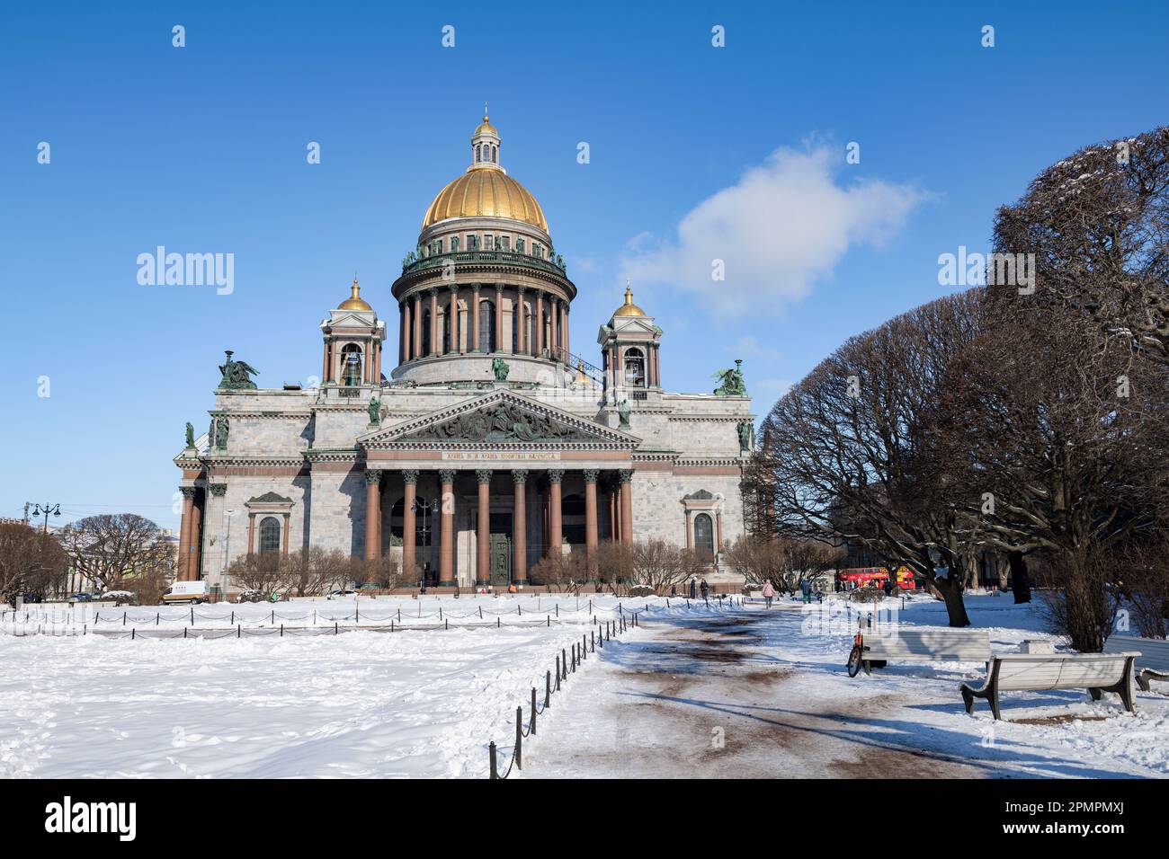 SAN PIETROBURGO, RUSSIA - 02 APRILE 2023: Vista di San La Cattedrale di Isaac in un giorno di sole aprile Foto Stock
