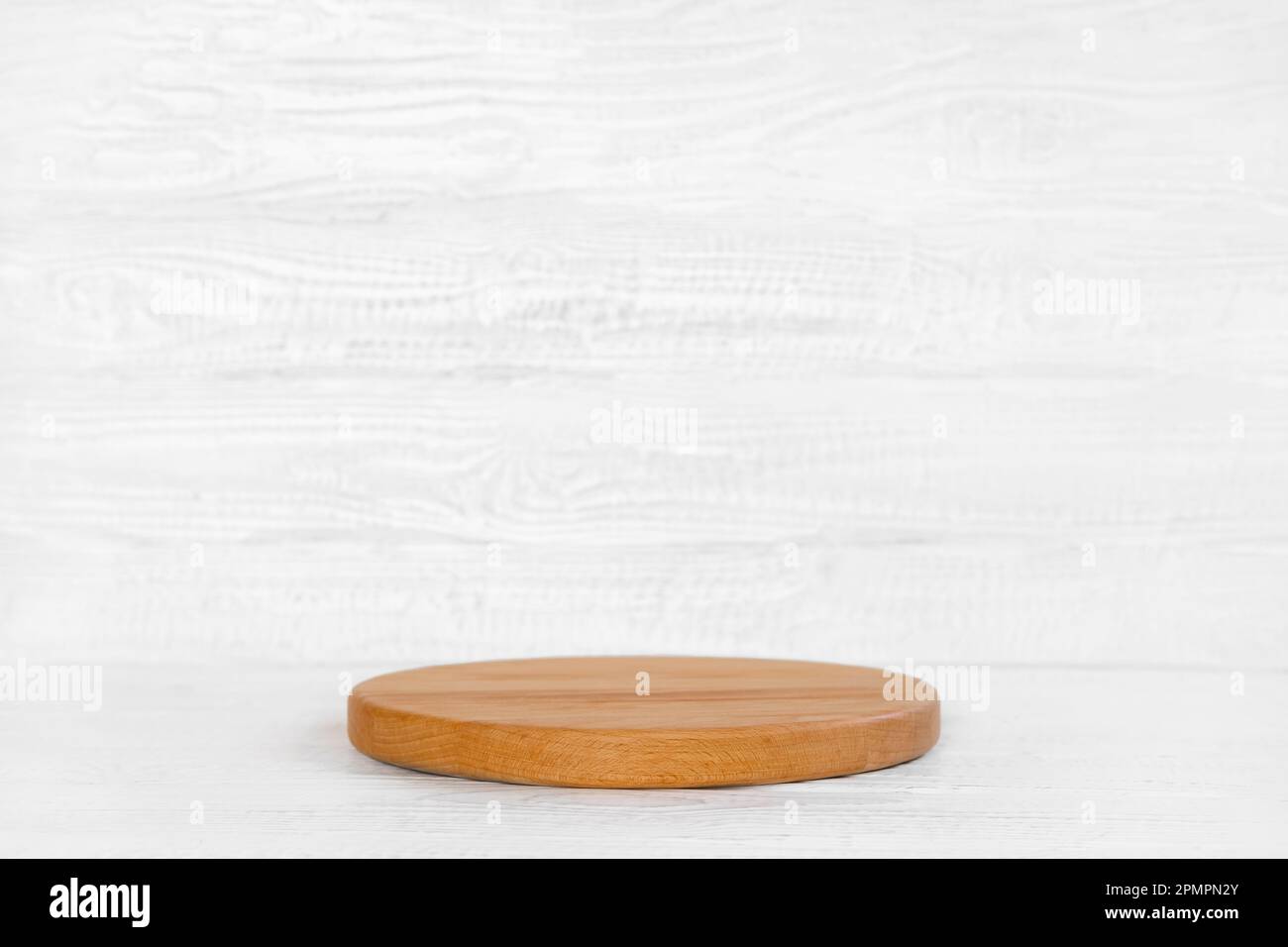 Podium di legno rotondo per l'alimentazione, prodotti contro la parete tessita di legno bianco. Forma naturale vuota. Piedistallo che mostra Eco Organic Cosmetics, Gioielli. Trendy M Foto Stock