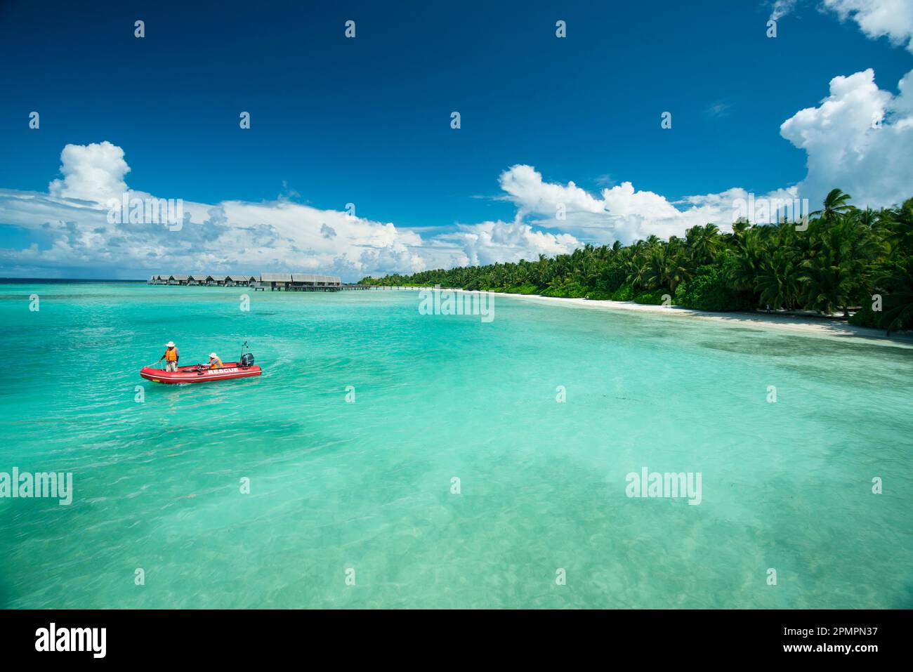 Due persone in un gommone in un resort sulla spiaggia alle Maldive; Repubblica delle Maldive Foto Stock