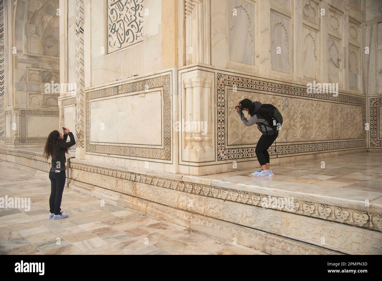 Turisti che fotografano il Taj Mahal; Agra, India Foto Stock