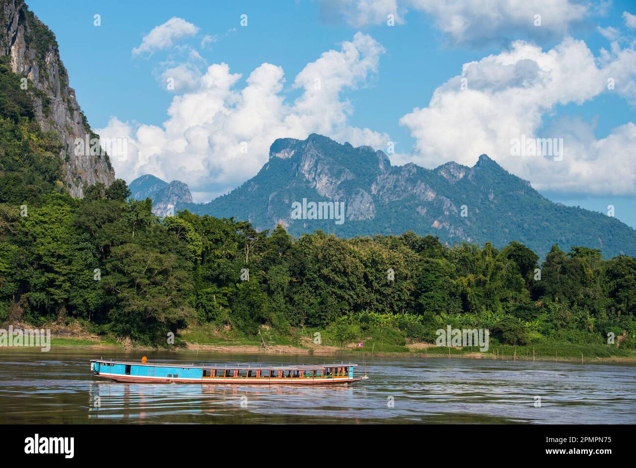 Barca da crociera tradizionale sul fiume Mekong; Laos Foto Stock