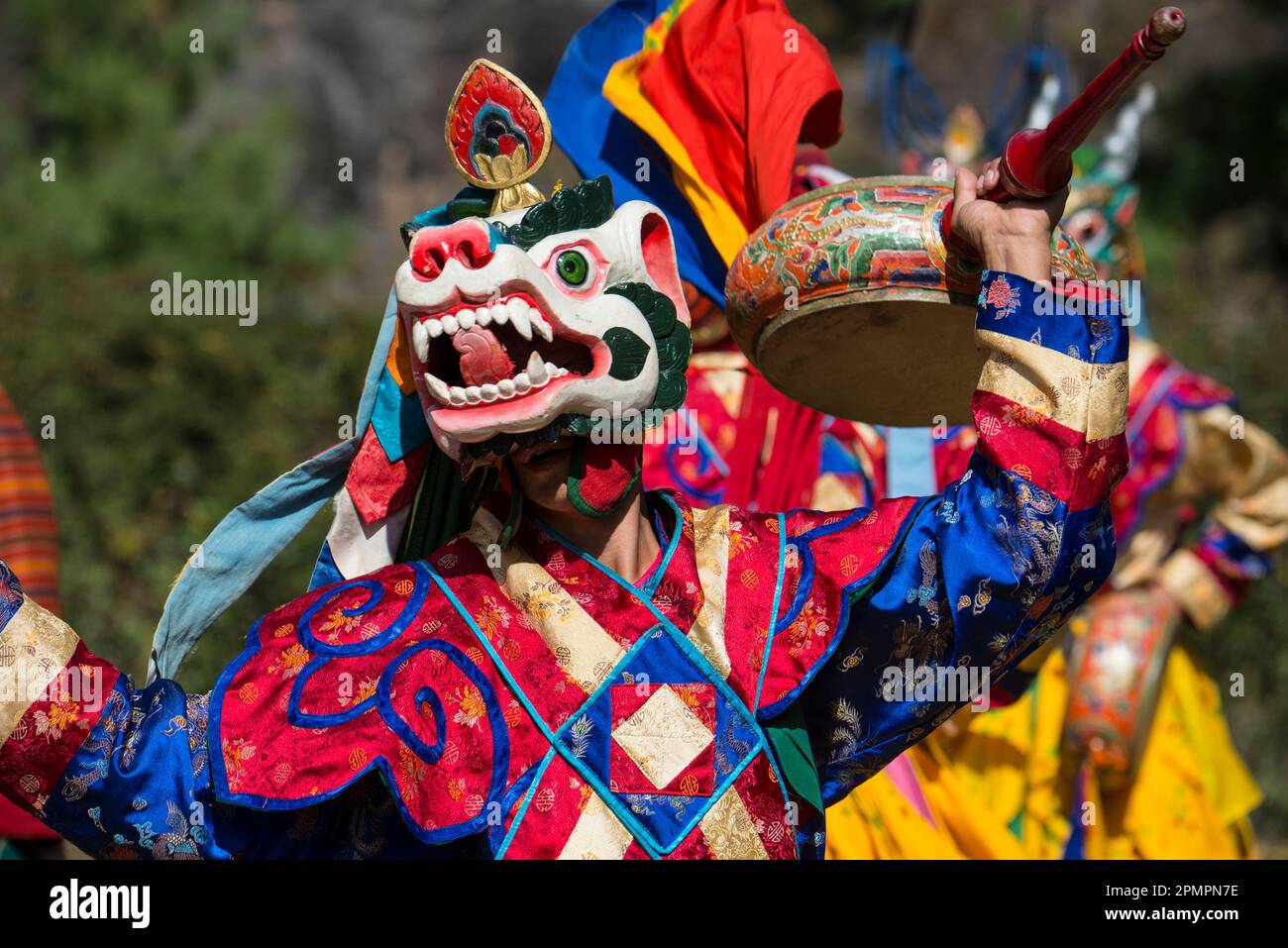 Partecipante mascherato al festival di danza e musica in Bhutan; Paro Valley, Bhutan Foto Stock