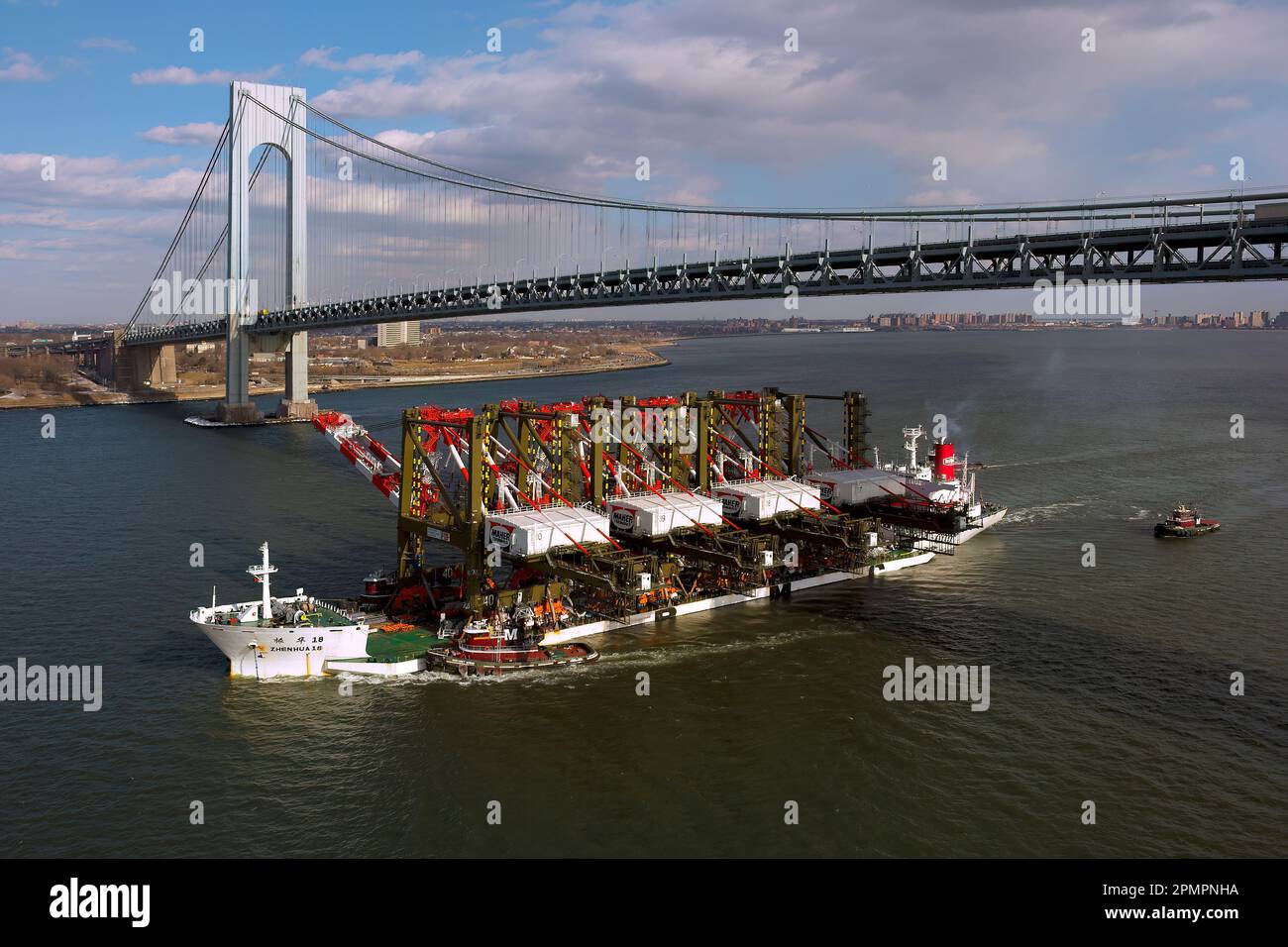 Spedizione di gru di carico New Post Panamax che passano sotto il ponte di Verrazano Foto Stock
