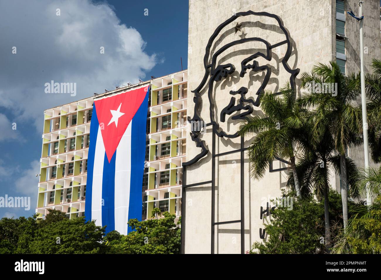 Piazza rivoluzionaria con la bandiera cubana e un'immagine di che Guevara su un edificio governativo; l'Avana, Cuba Foto Stock