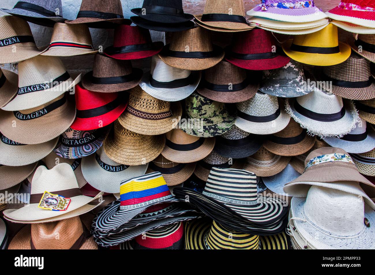 Particolare dei cappelli in vendita nella città di Cartagena; Cartagena, Bolivar, Colombia Foto Stock