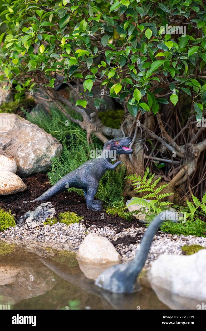 Bruxelles, Belgio. 14th Apr, 2023. L'illustrazione mostra i dinosauri del giocattolo in una mostra per bambini "lingua in guancia" durante una visita alla stampa presso le serre del castello reale di Laken/Laeken, Bruxelles, prima dell'apertura al pubblico, venerdì 14 aprile 2023. Le serre possono essere visitate durante tre settimane. BELGA FOTO JONAS ROOSENS Credit: Agenzia Notizie Belga/Alamy Live News Foto Stock