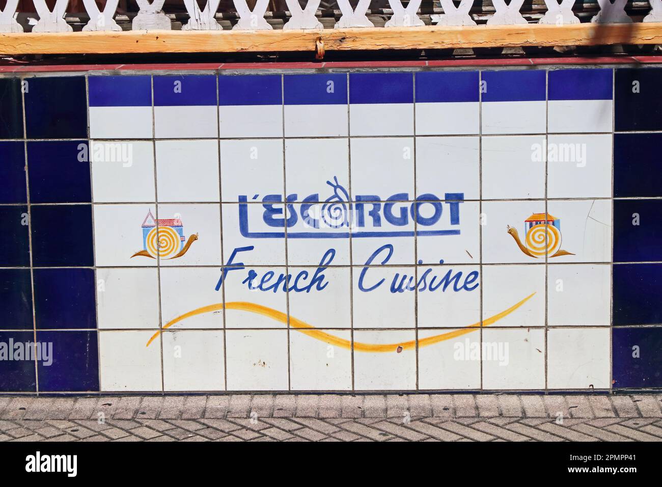 Insegna piastrellata per il ristorante francese l'Escargot, Philipsberg, St Maarten Foto Stock
