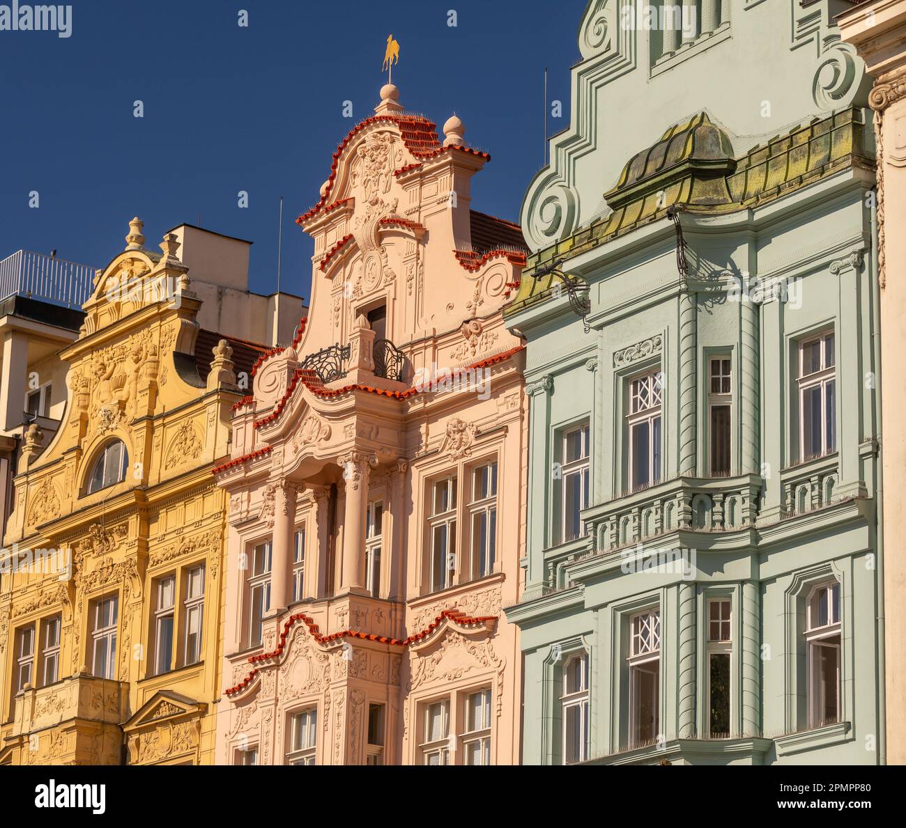 PILSEN, REPUBBLICA CECA, EUROPA - facciate colorate edificio nella piazza principale di Pilsen. Foto Stock