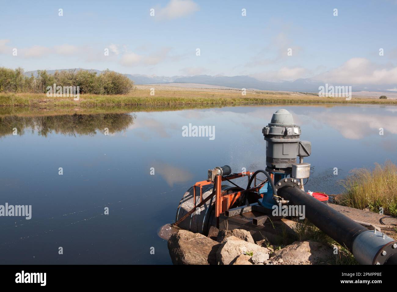 Una pompa di irrigazione preleva l'acqua dal fiume Big Hole, a nord di Wisdom, MT. Foto Stock