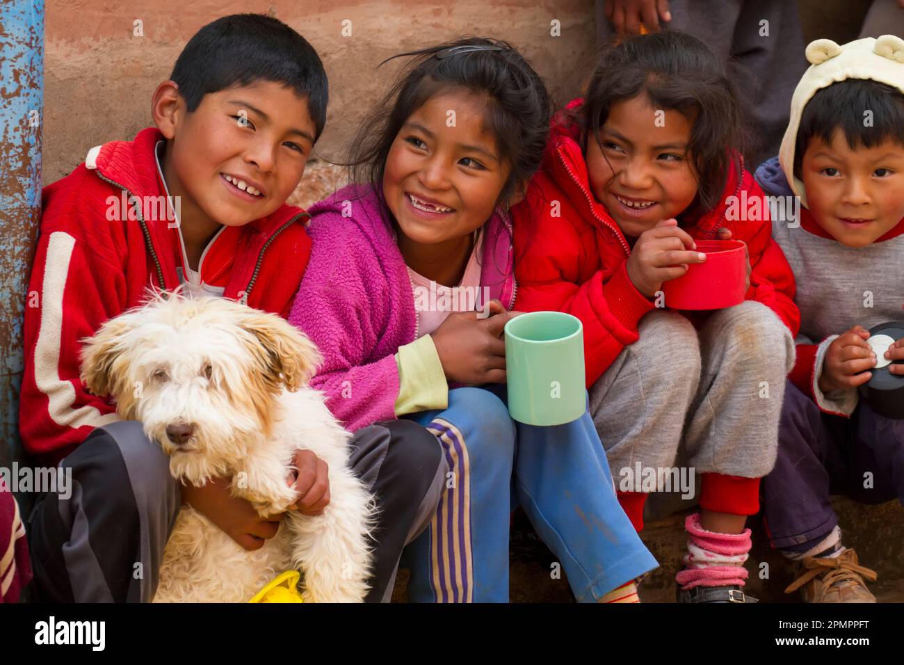 Bambini ridendo e sorridendo sulla strada di Cuzco, Perù. Foto Stock