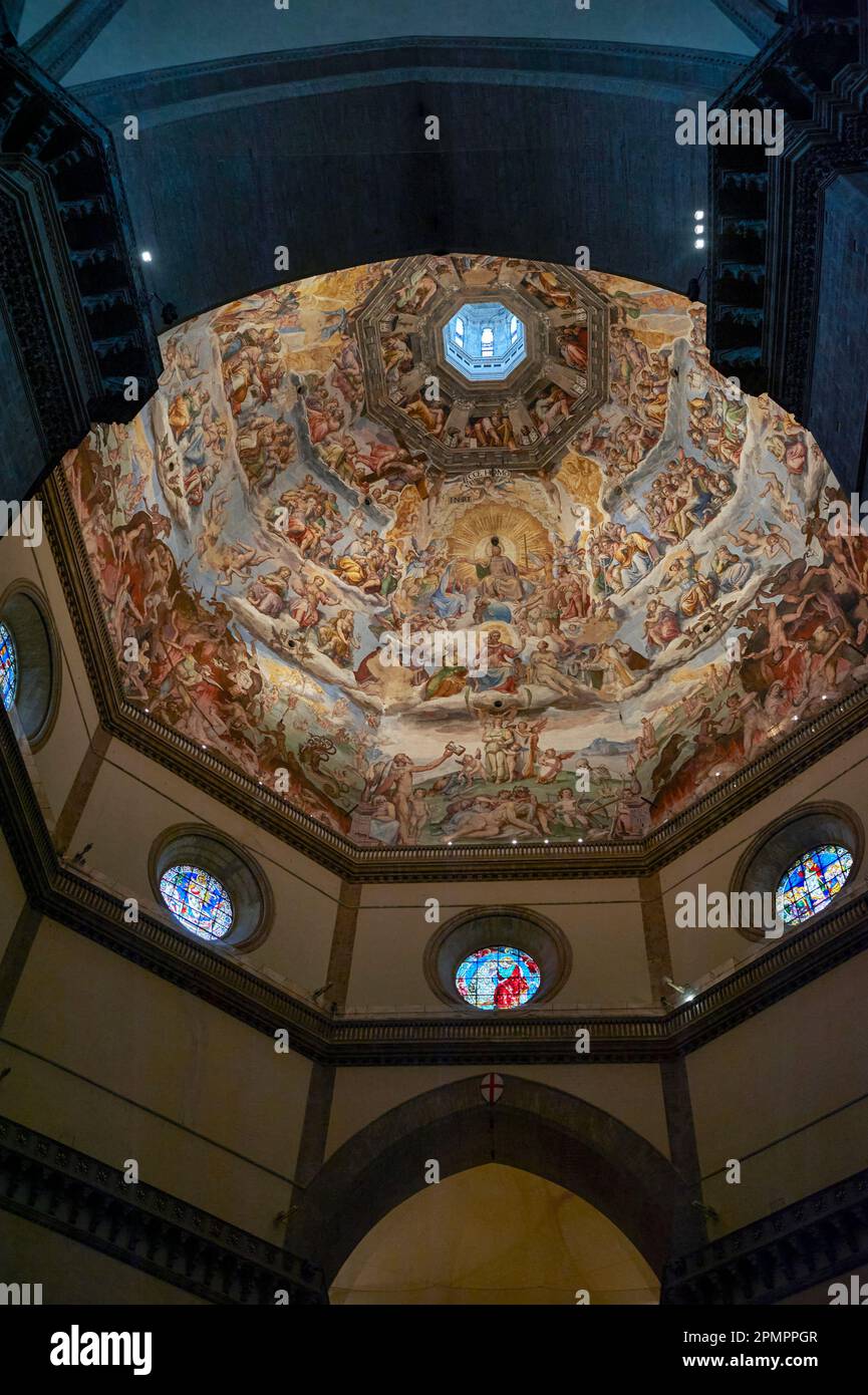 Imponente cupola del Brunelleschi nella cattedrale di Santa Maria del Fiore a Firenze Foto Stock