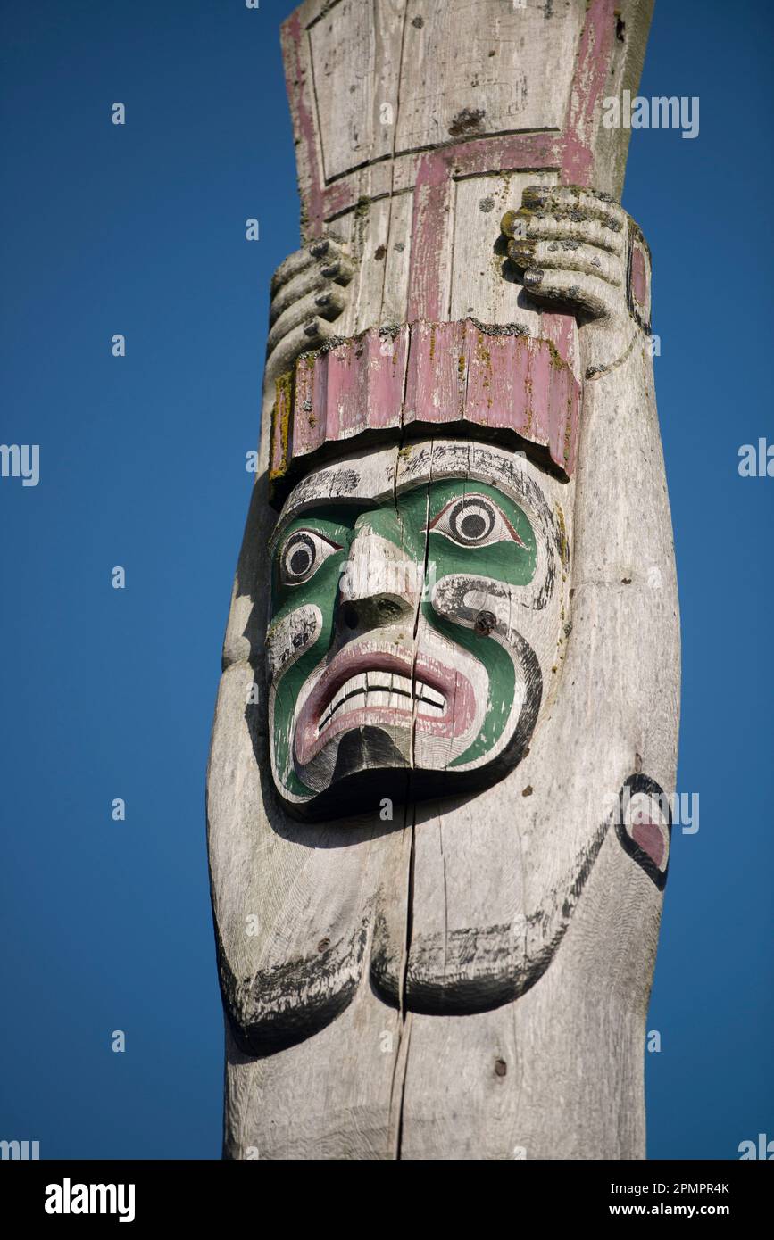 Testa umana intagliata su un palo totemico; Alert Bay, Alaska, Stati Uniti d'America Foto Stock