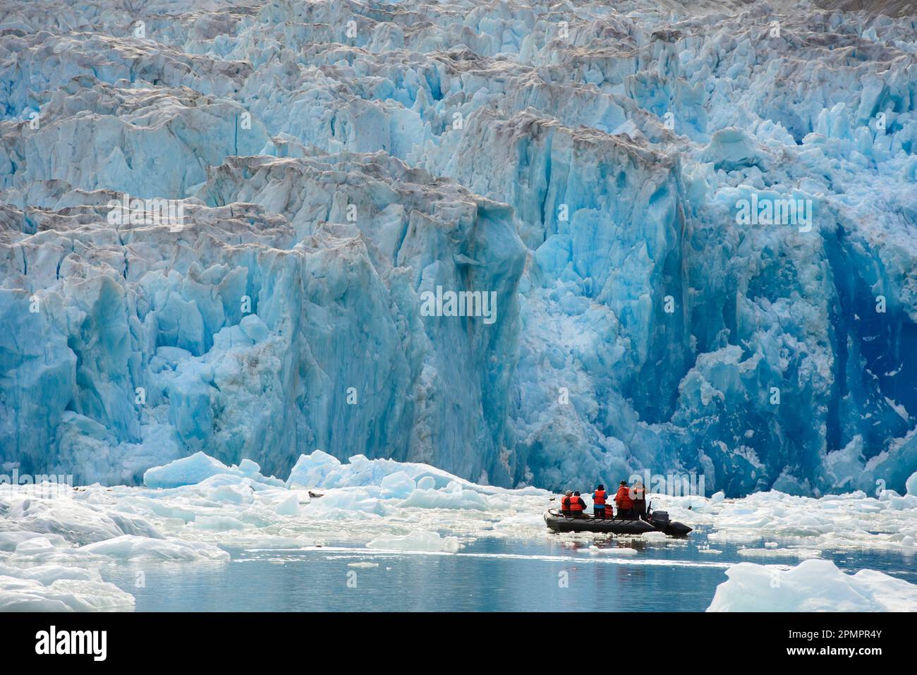 Ecoturisti in una zattera gonfiabile osservano il South Sawyer Glacier nel passaggio interno, Tracy Arm-Fords Terror Wilderness Foto Stock