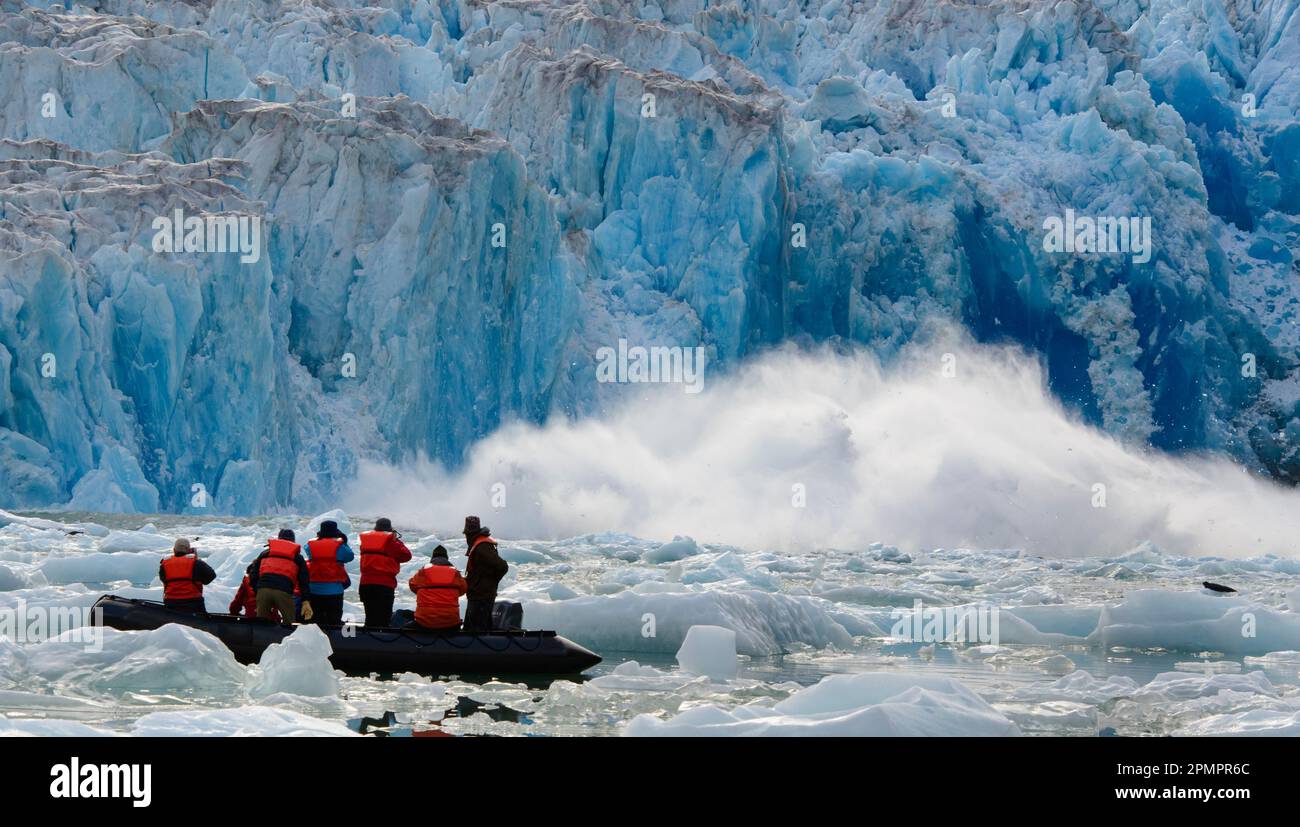 Ecoturisti in una zattera gonfiabile fotografano il ghiacciaio South Sawyer che si distacca nel passaggio interno, Tracy Arm-Fords Terror Wilderness Foto Stock