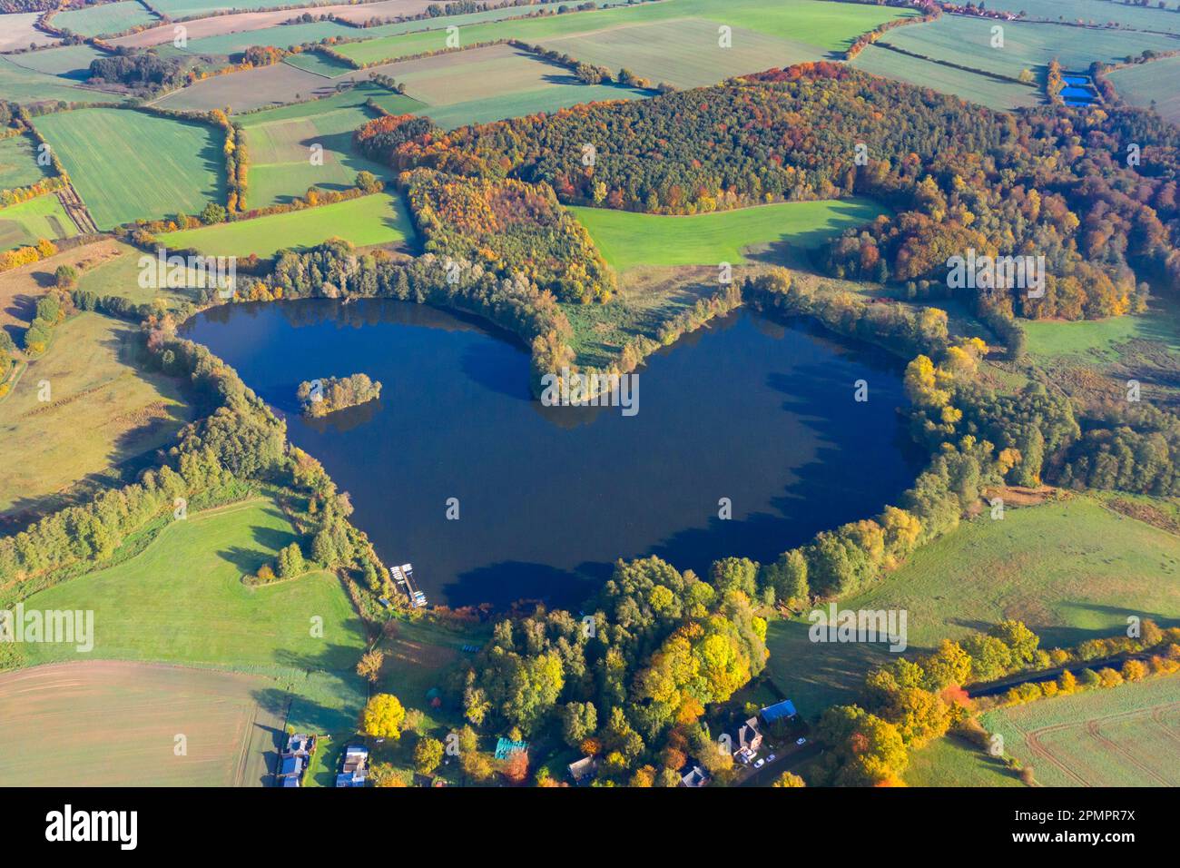 Vista aerea sul lago Ankersche, a forma di cuore vicino a Behlendorf a Kreis Herzogtum Lauenburg in autunno, Schleswig-Holstein, Germania Foto Stock