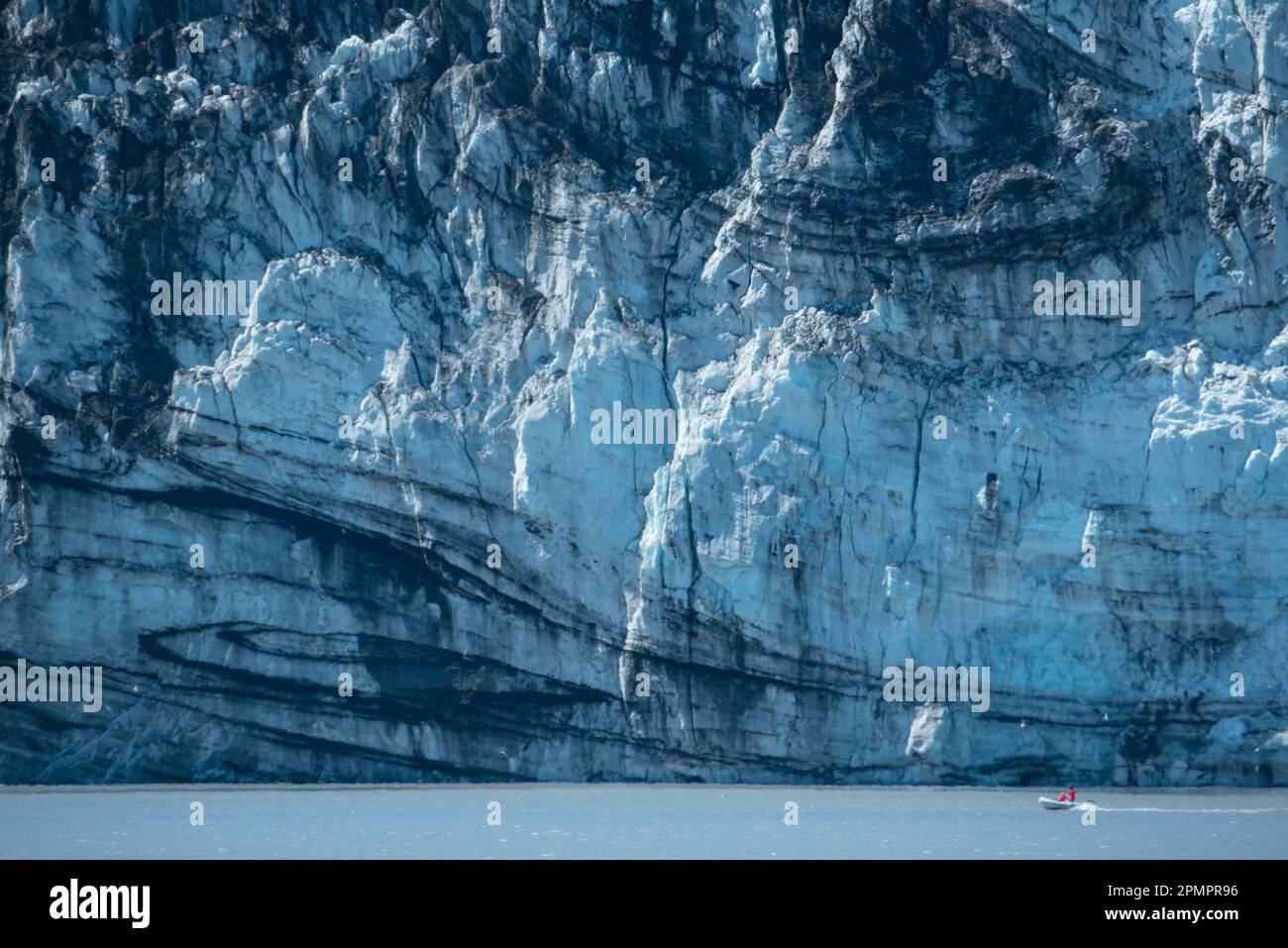 La barca passa davanti al ghiacciaio Lamplugh, Inside Passage, Alaska, Stati Uniti; Alaska, Stati Uniti d'America Foto Stock