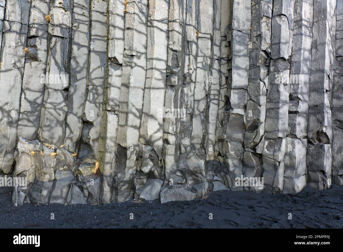 Colonne basaltiche esagonali, formazioni rocciose vulcaniche vicino al villaggio di Vík í Mýrdal, Sudurland, Islanda meridionale Foto Stock