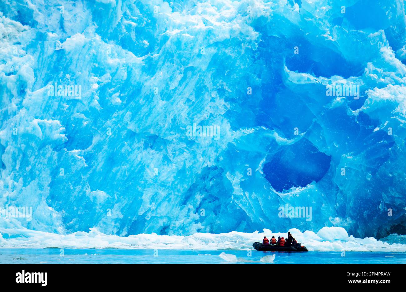 Gruppo di ecoturisti in motoscafo gonfiabile in un'insenatura del South Sawyer Glacier nella Tracy Arm-Fords Terror Wilderness area Foto Stock