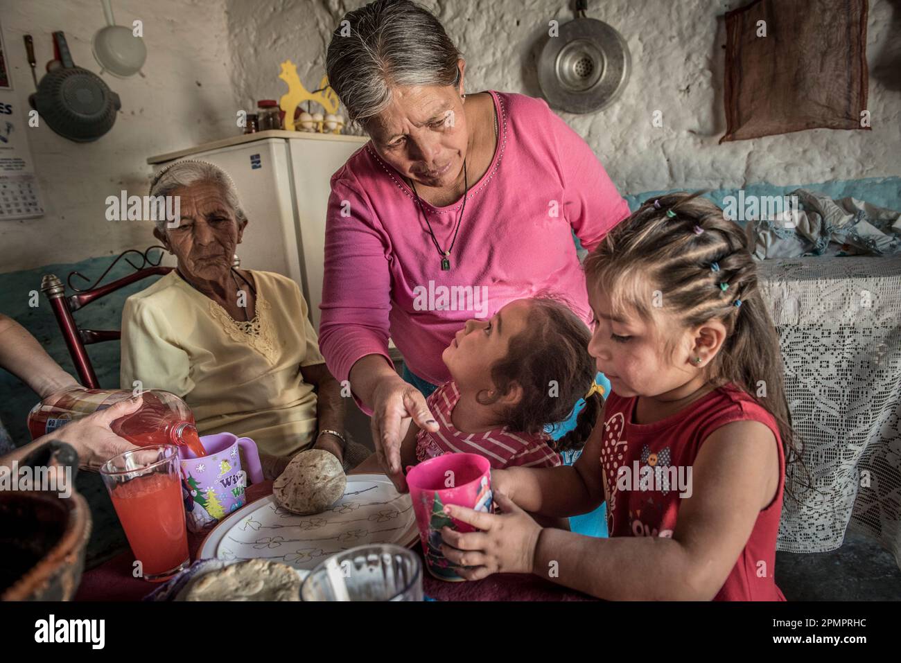 Tre generazioni di donne insieme in una casa; Ejido Hidalgo, San Luis, Messico Foto Stock