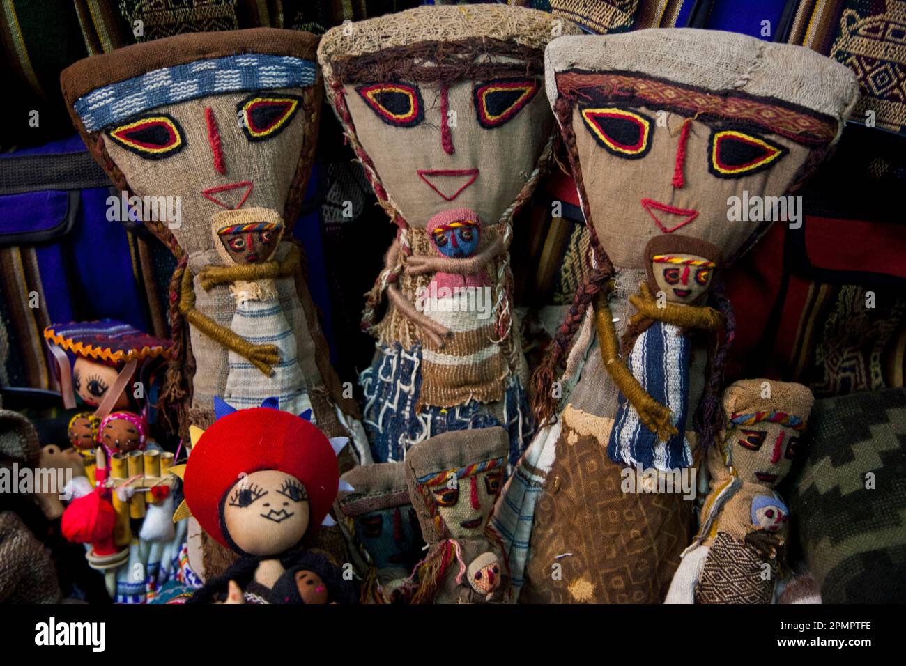 Bambole tradizionali in vendita in un mercato in Perù; Ollantaytambo, Perù Foto Stock