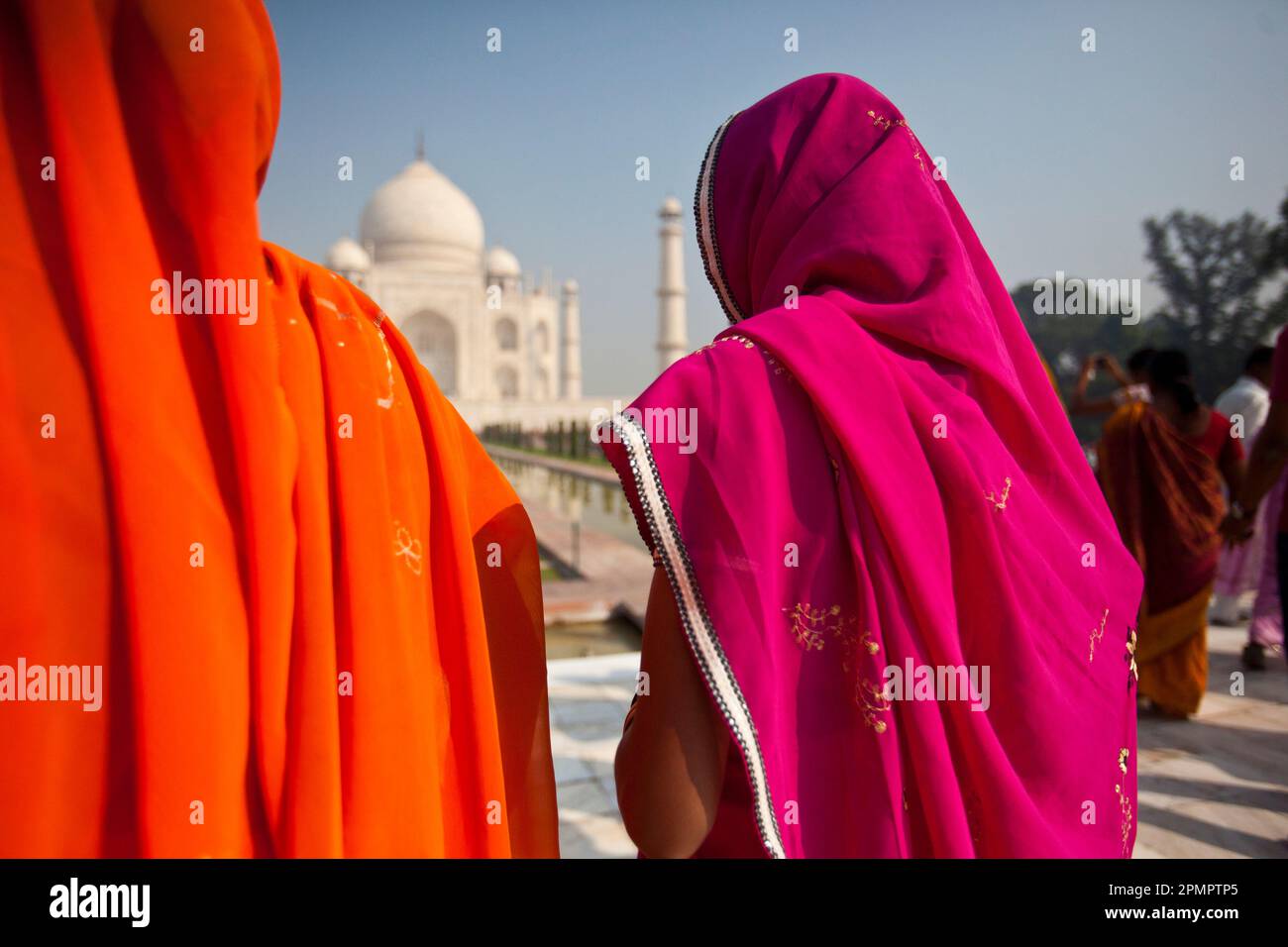 I visitatori si avvicinano al Taj Mahal; Agra, India Foto Stock