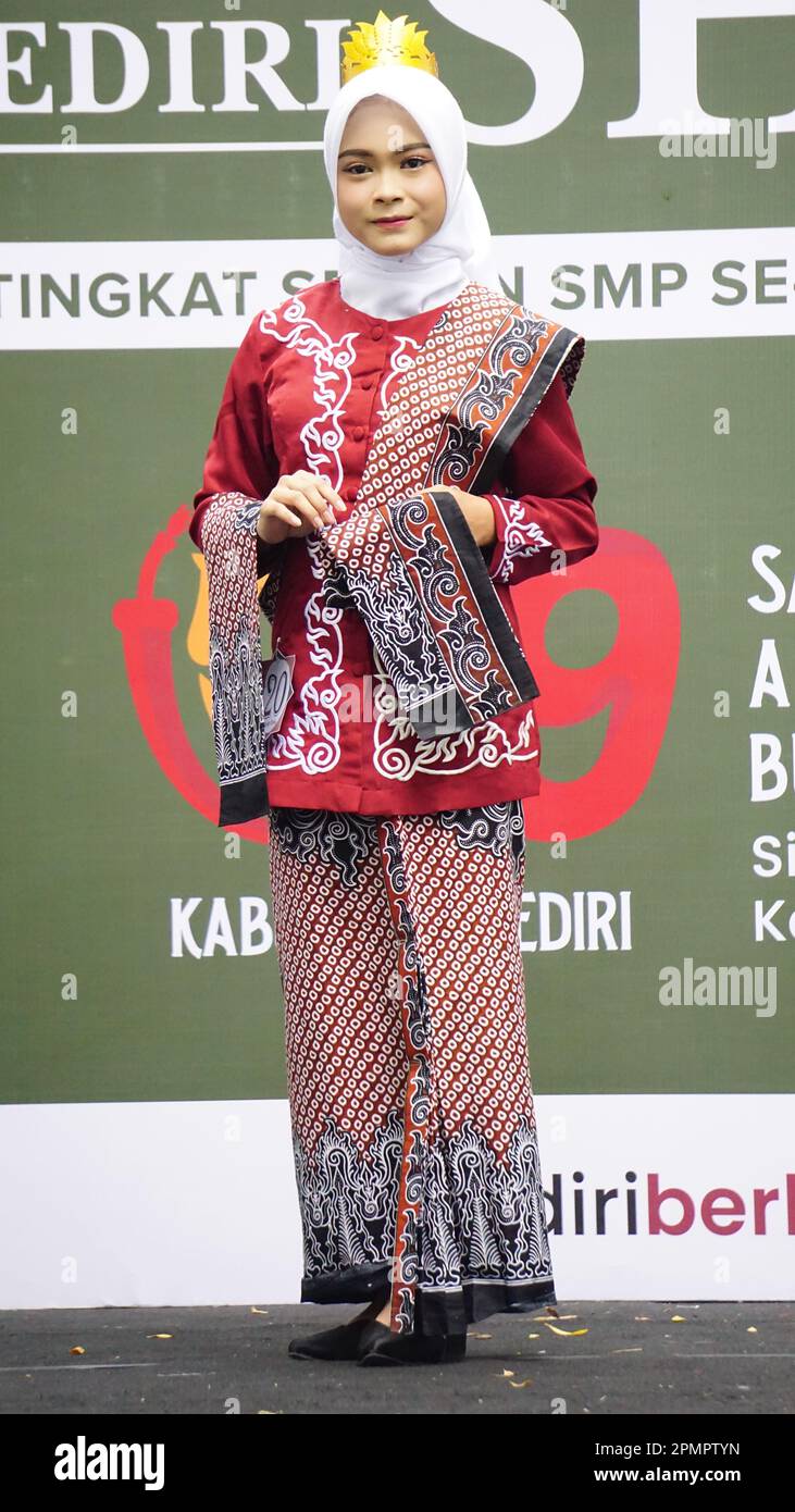 Bambini indonesiani in abiti batik. Questo batik viene da Kediri Foto Stock