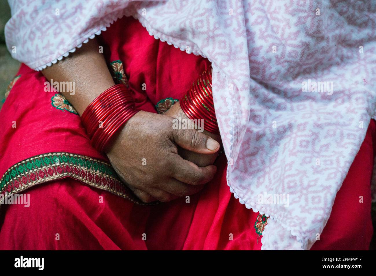 Mani di una donna nepalese in abito tradizionale; Kathmandu, Nepal Foto Stock