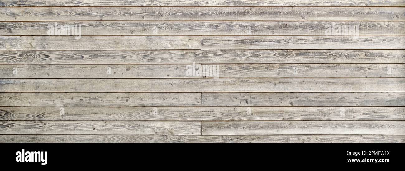 Parete in legno grigio invecchiato in tavole orizzontali a grana intensa Foto Stock Parete in legno grigio invecchiato in tavole orizzontali a grana intensa Foto Stock