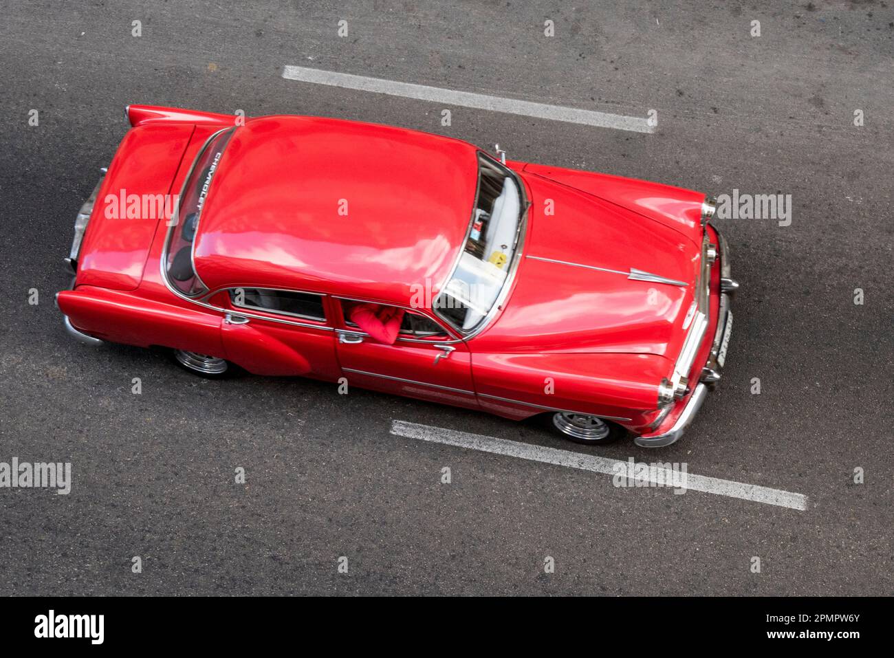 Vista ad angolo alto di una classica auto rossa sulla strada di l'Avana, Cuba; l'Avana, Cuba Foto Stock
