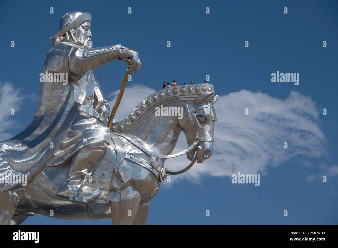 Statua equestre di Gengis Khan sulla riva del fiume Tuul a Tsonjin Boldog; Ulanbataar, Mongolia Foto Stock
