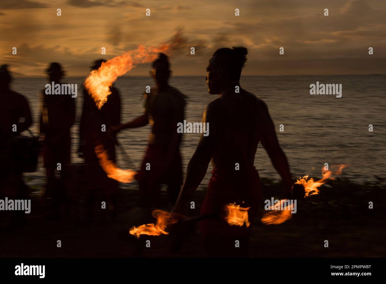 Tradizionale danza del fuoco al tramonto in un resort a Somoa; Apia, Samoa Foto Stock